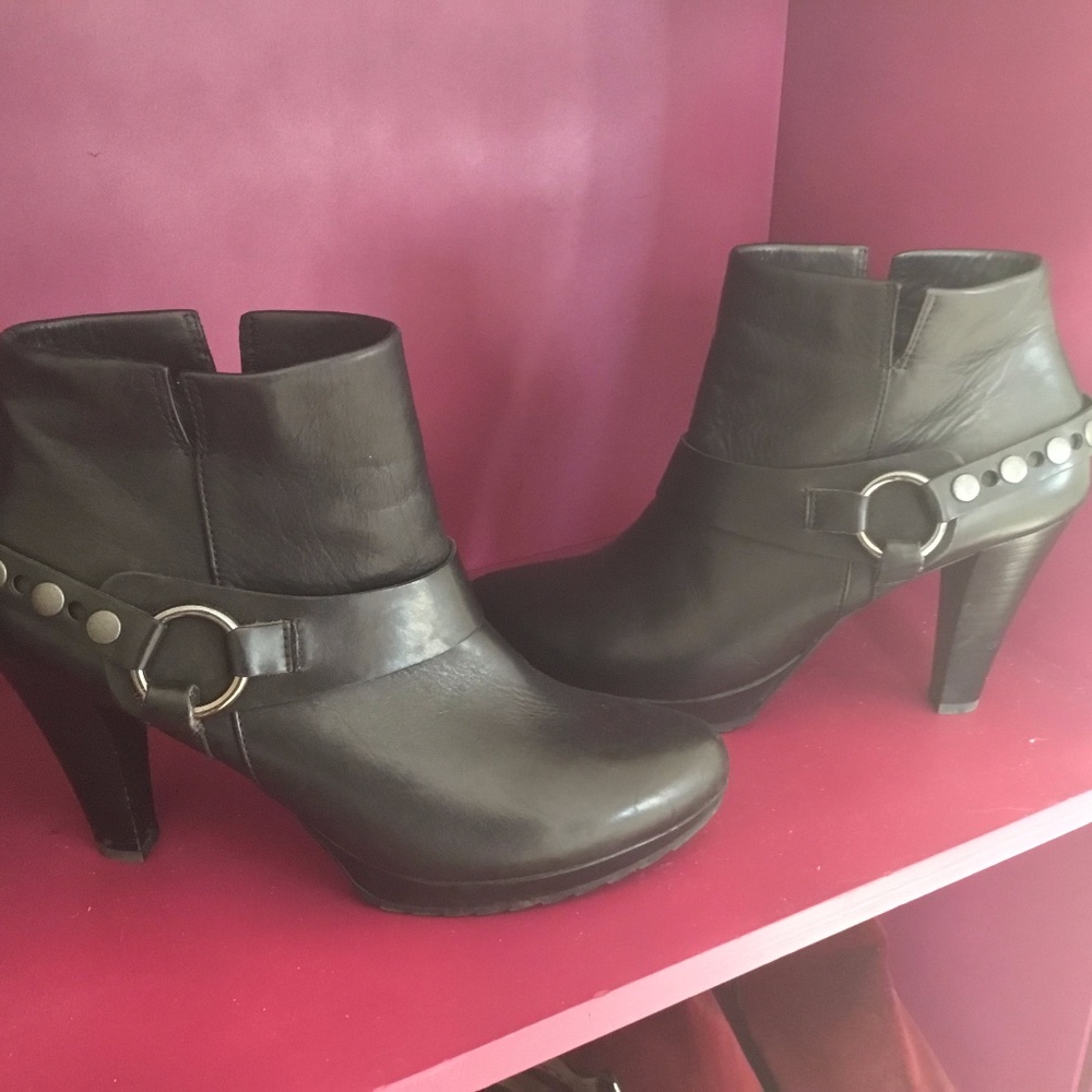 Paul Green excellent condition soft leather bootie